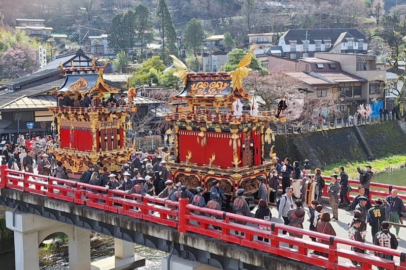 春の高山祭り